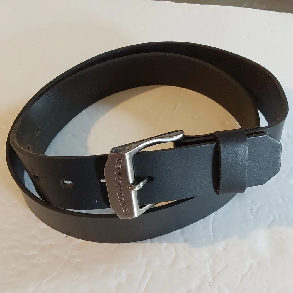 Levi's| Mens Black Premium Leather Belt Silver Buckle Dress Neutral Sz.42